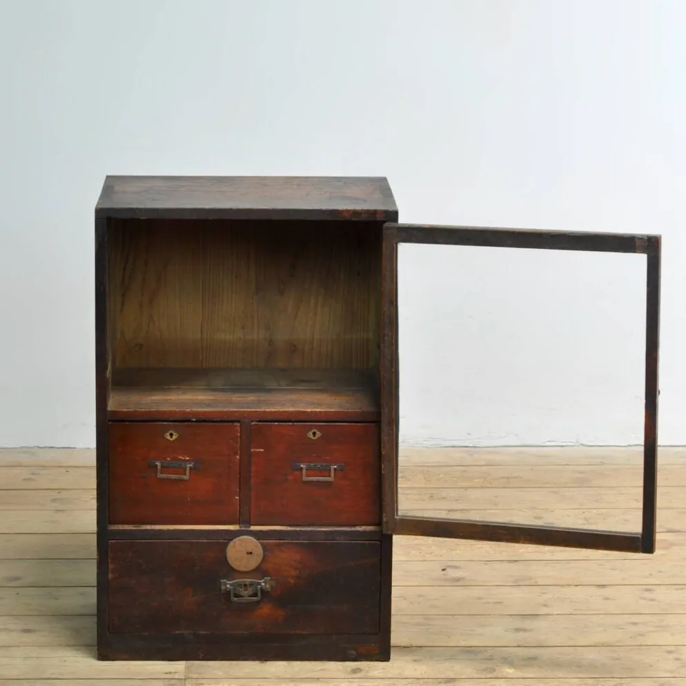 Petit cabinet d'exposition japonais, vers 1925