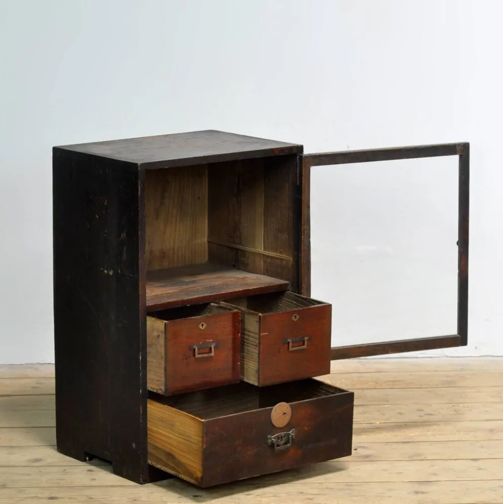 Petit cabinet d'exposition japonais, vers 1925