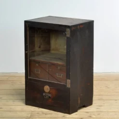 Petit cabinet d'exposition japonais, vers 1925