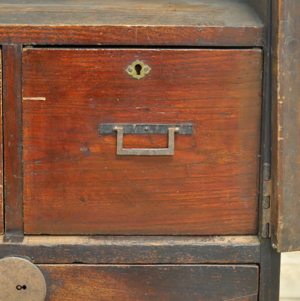 Petit cabinet d'exposition japonais, vers 1925