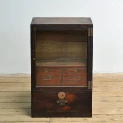 Petit cabinet d'exposition japonais, vers 1925