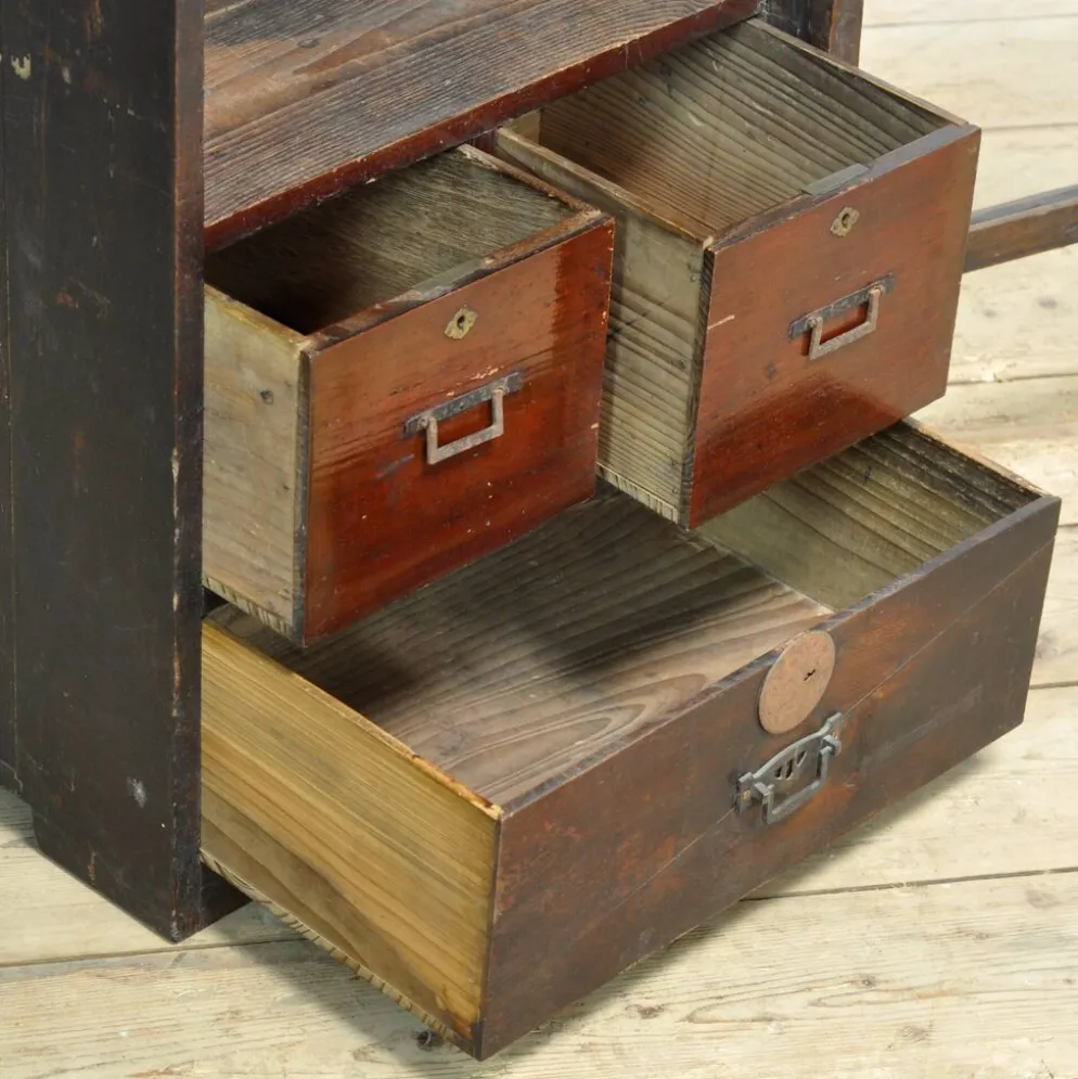 Petit cabinet d'exposition japonais, vers 1925