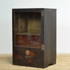 Petit cabinet d'exposition japonais, vers 1925