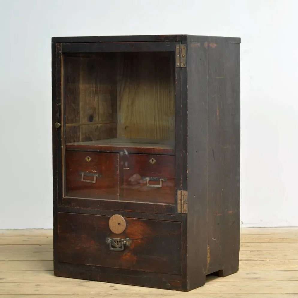 Petit cabinet d'exposition japonais, vers 1925