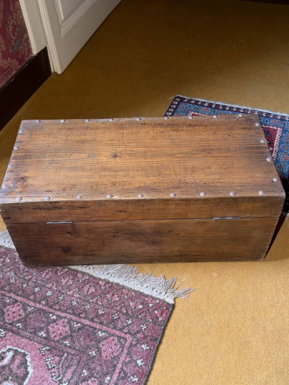 Petit coffre ancien en bois – rustique, authentique