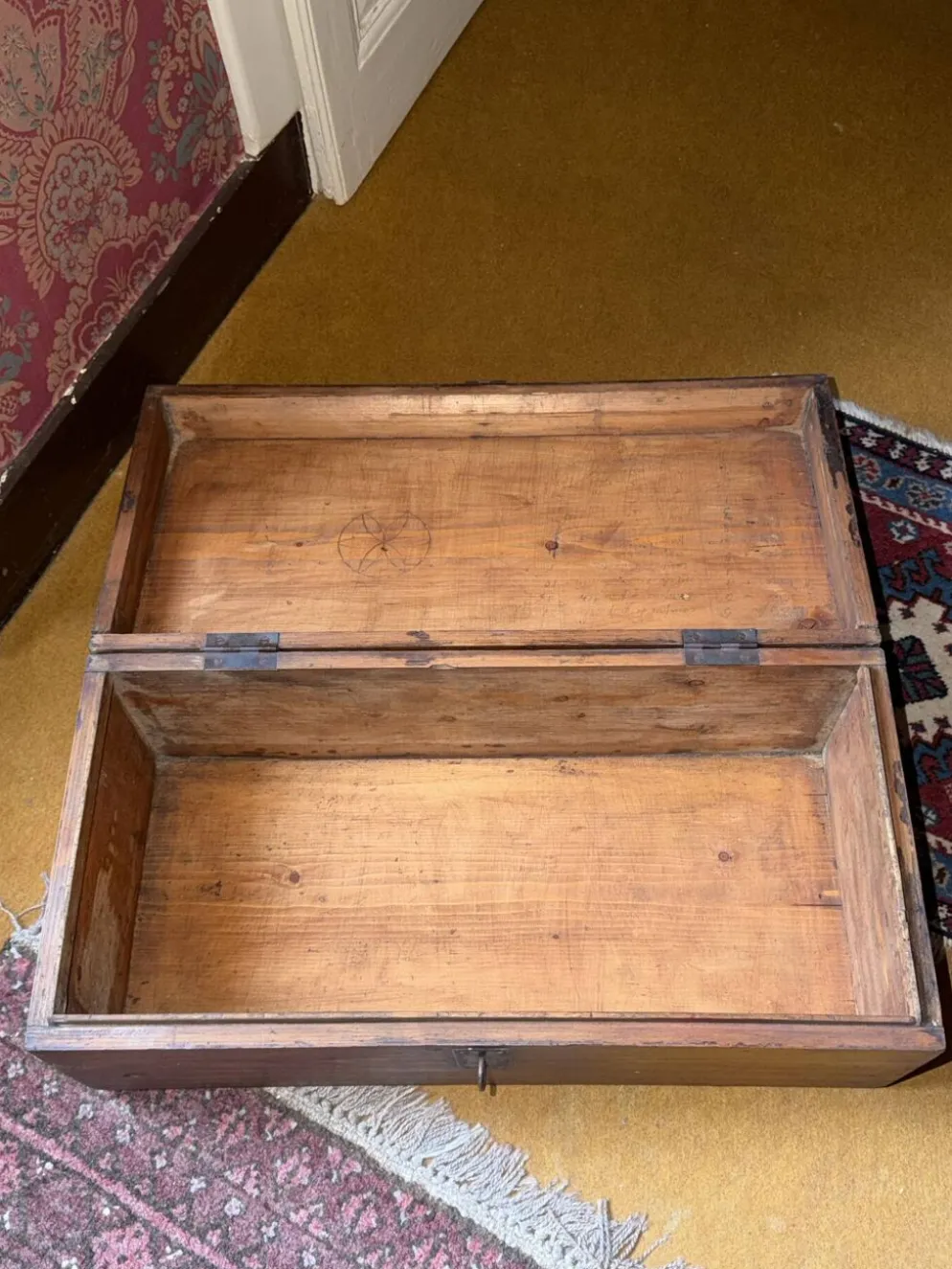 Petit coffre ancien en bois – rustique, authentique