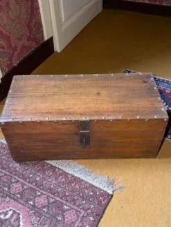 Petit coffre ancien en bois – rustique, authentique