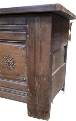 Petit Coffre Breton A Décors De Clous Laiton