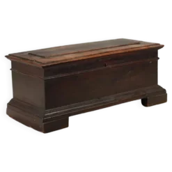 Petit coffre en noyer du XVIIIe siècle