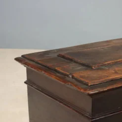 Petit coffre en noyer du XVIIIe siècle