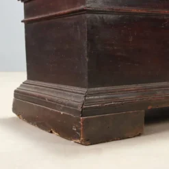 Petit coffre en noyer du XVIIIe siècle