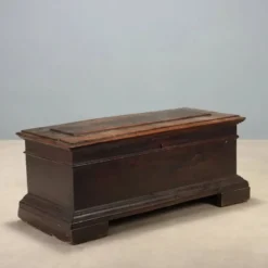 Petit coffre en noyer du XVIIIe siècle