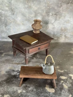 Petit écritoire table basse ancienne indonésienne en teck H33 40,5x55