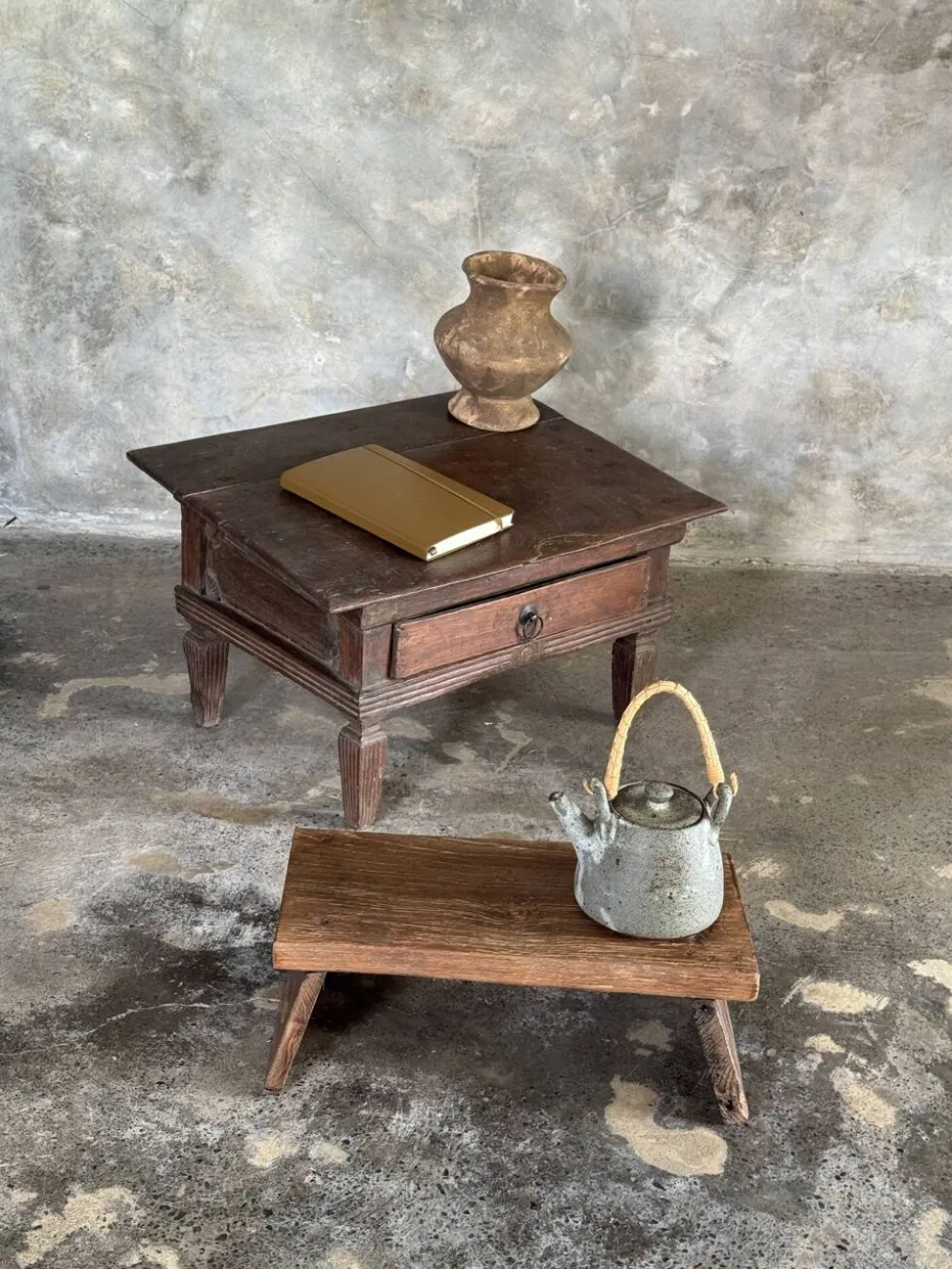 Petit écritoire table basse ancienne indonésienne en teck H33 40,5x55