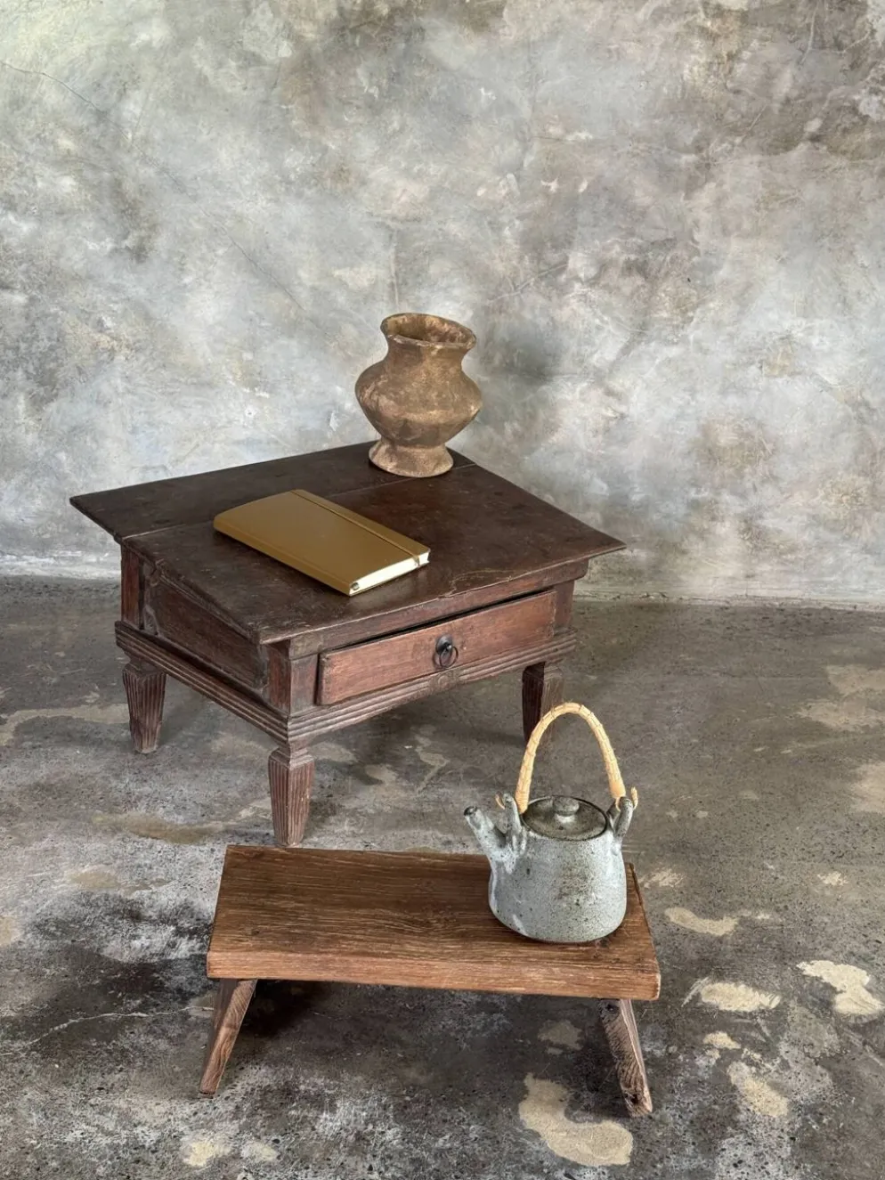 Petit écritoire table basse ancienne indonésienne en teck H33 40,5x55