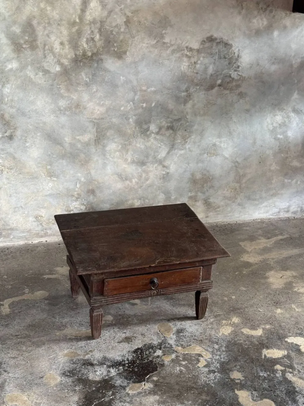 Petit écritoire table basse ancienne indonésienne en teck H33 40,5x55