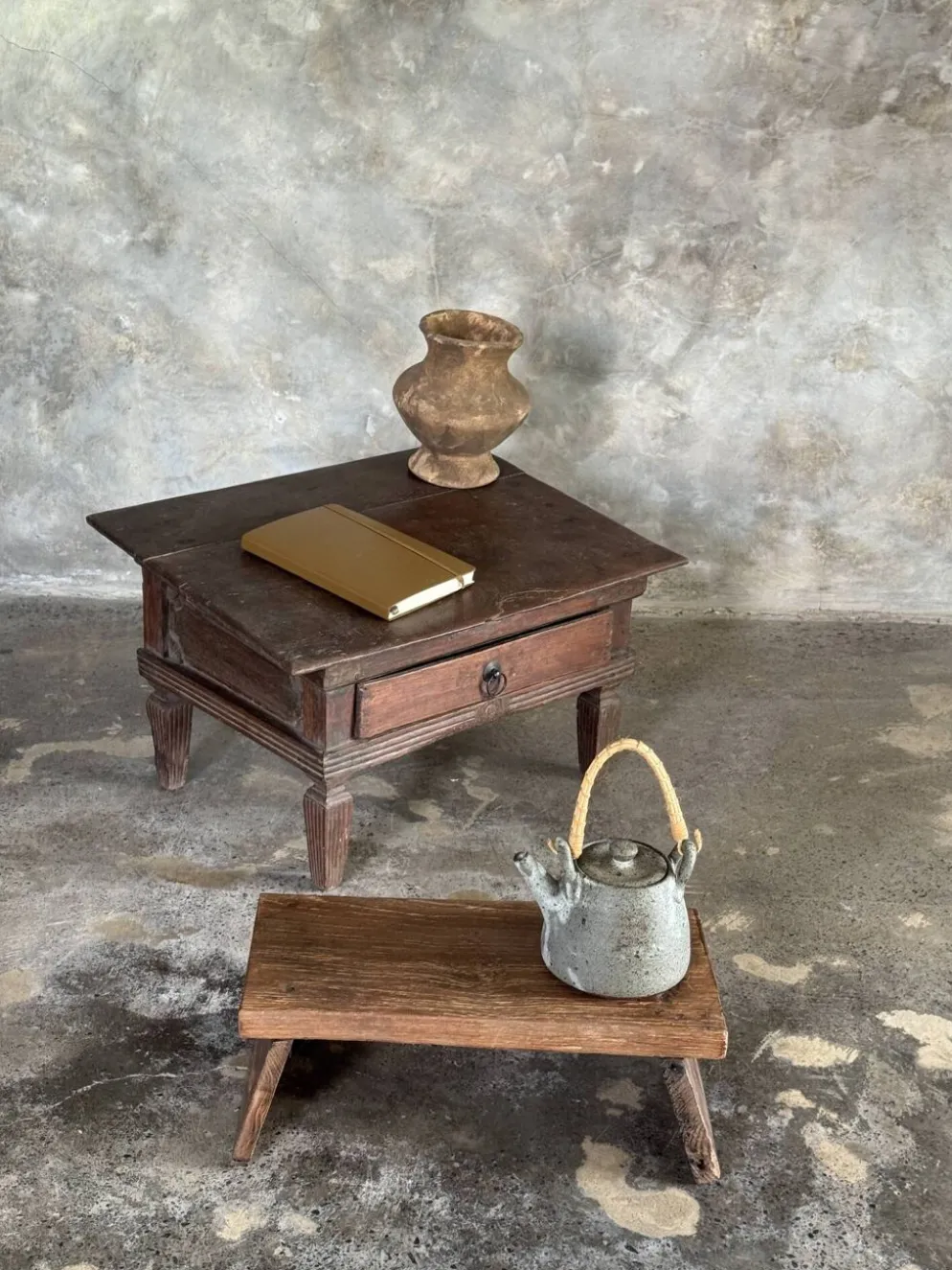 Petit écritoire table basse ancienne indonésienne en teck H33 40,5x55