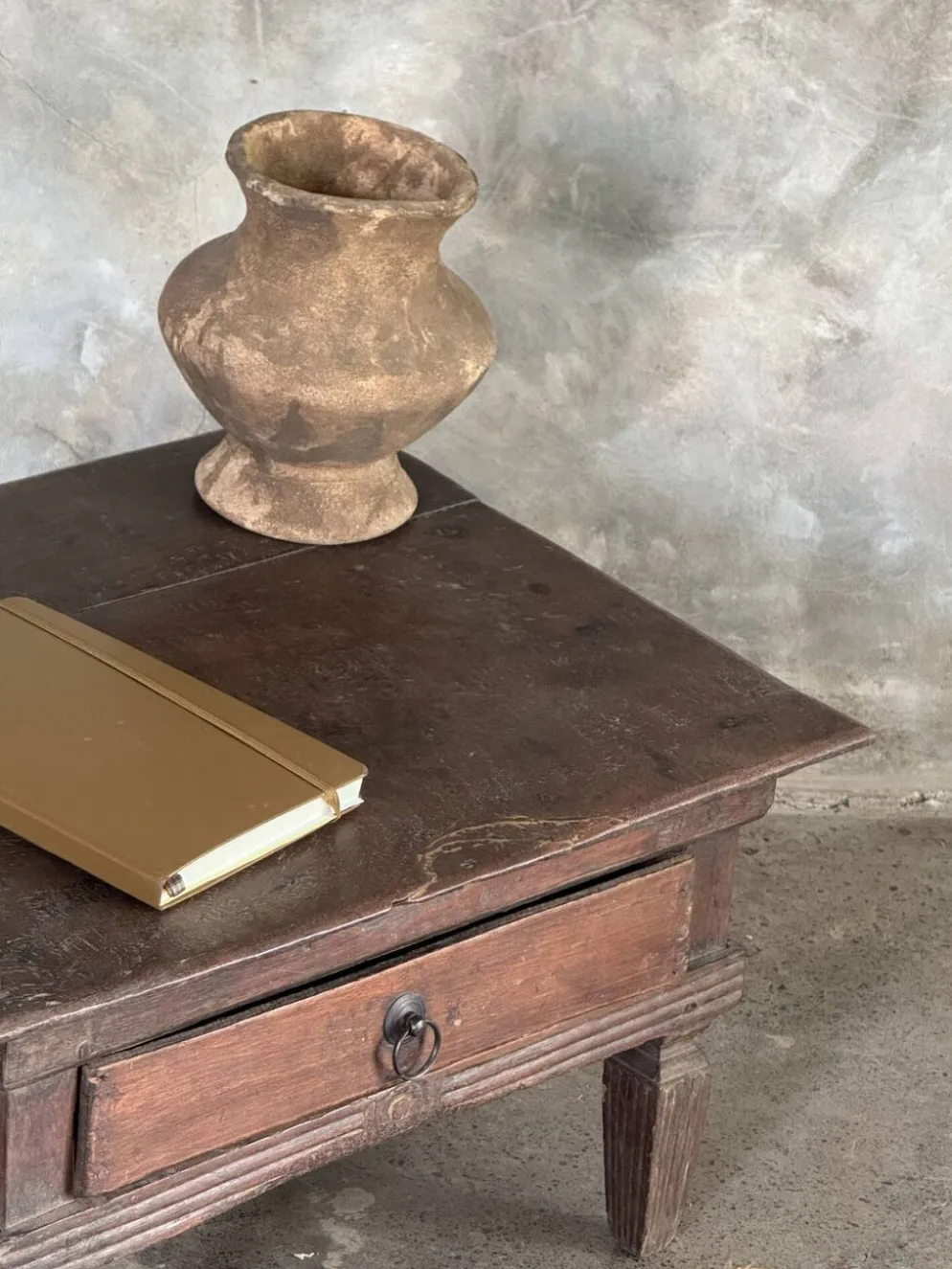 Petit écritoire table basse ancienne indonésienne en teck H33 40,5x55