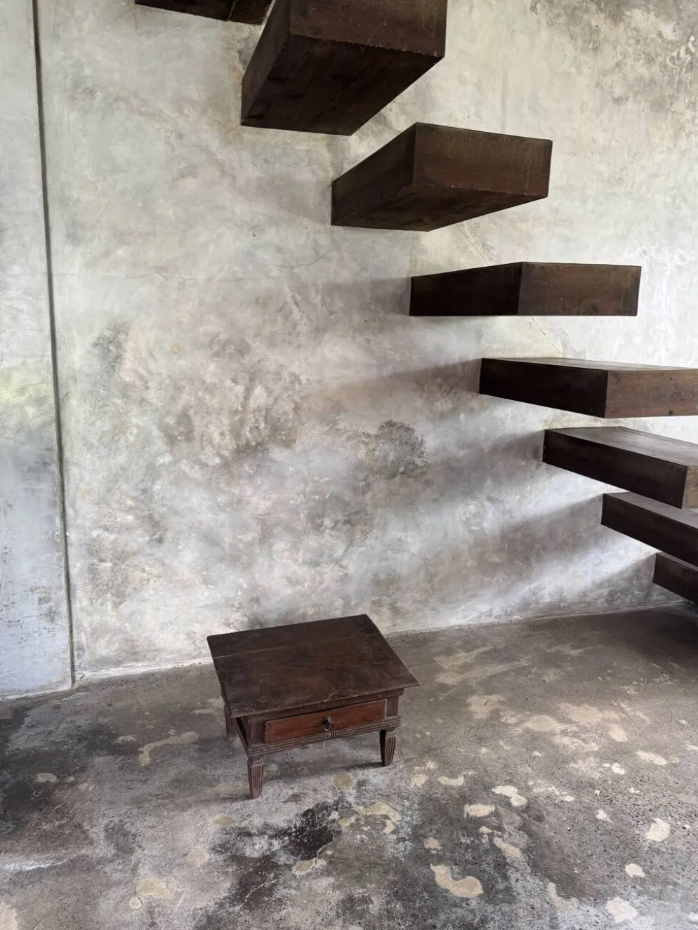 Petit écritoire table basse ancienne indonésienne en teck H33 40,5x55