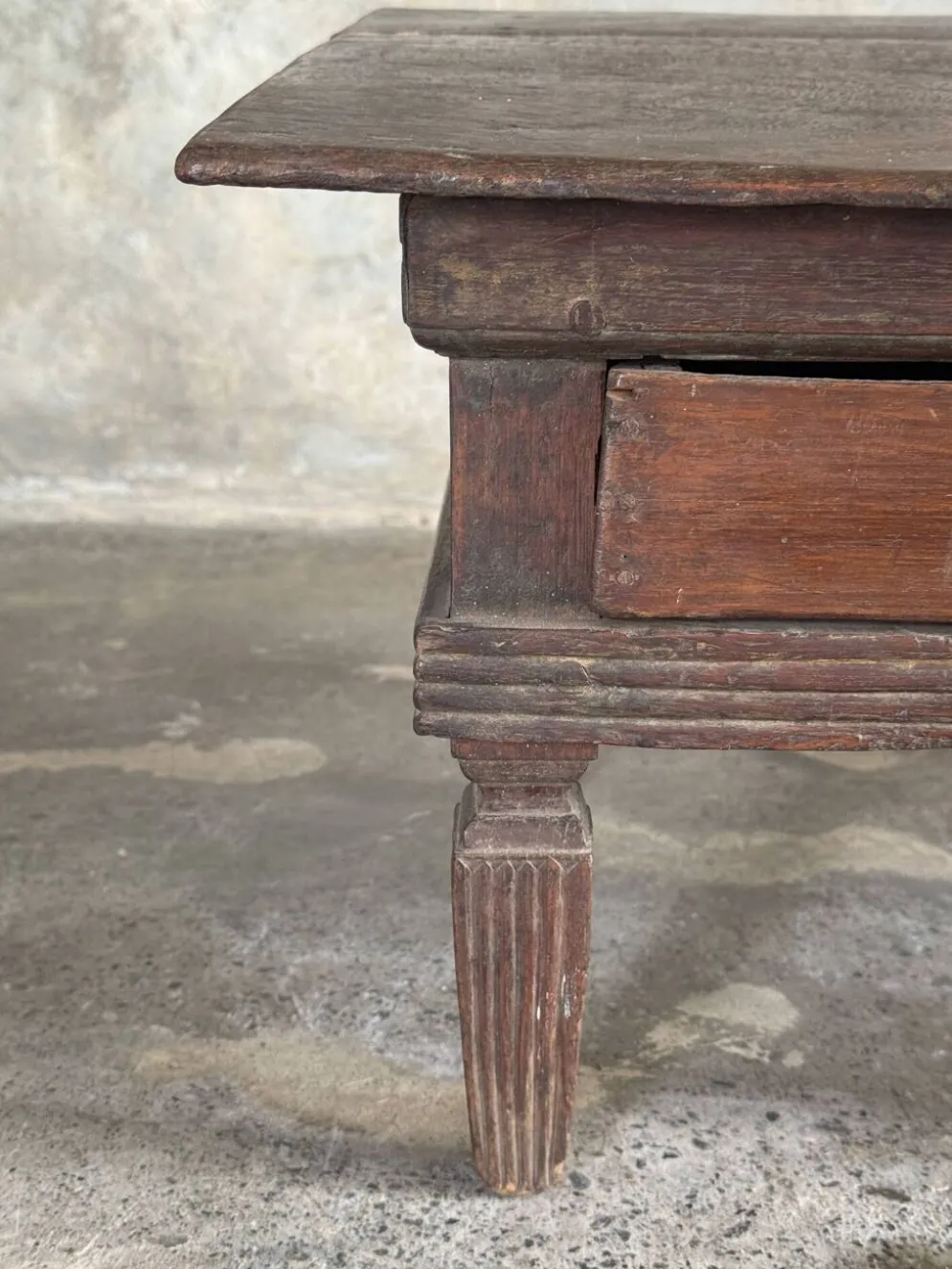Petit écritoire table basse ancienne indonésienne en teck H33 40,5x55