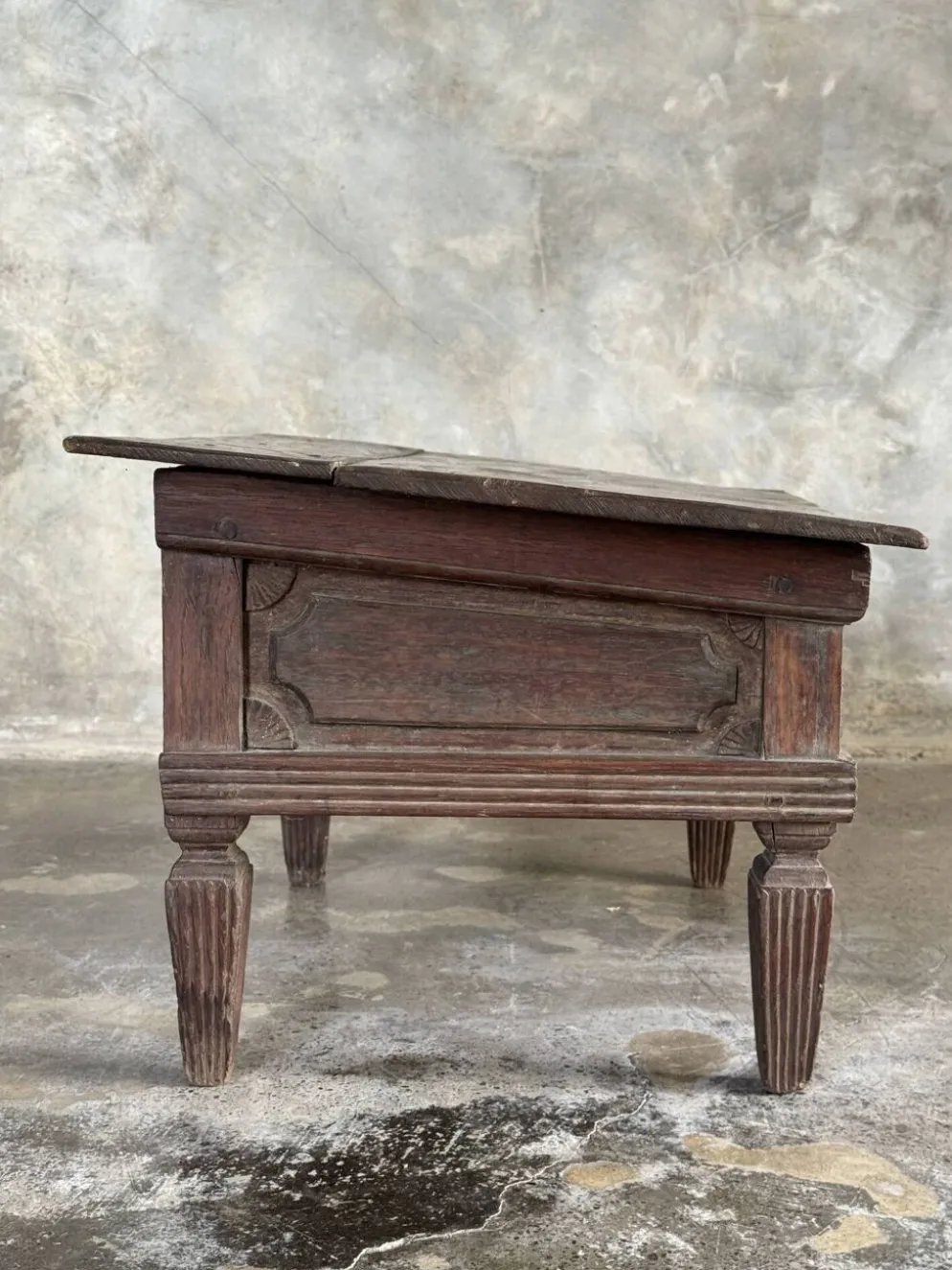 Petit écritoire table basse ancienne indonésienne en teck H33 40,5x55