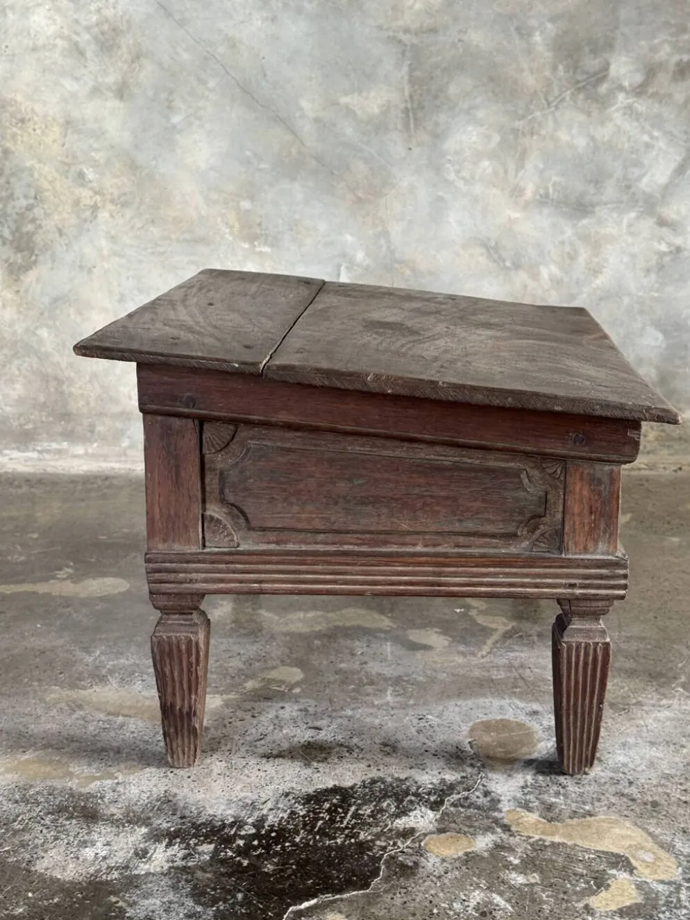 Petit écritoire table basse ancienne indonésienne en teck H33 40,5x55