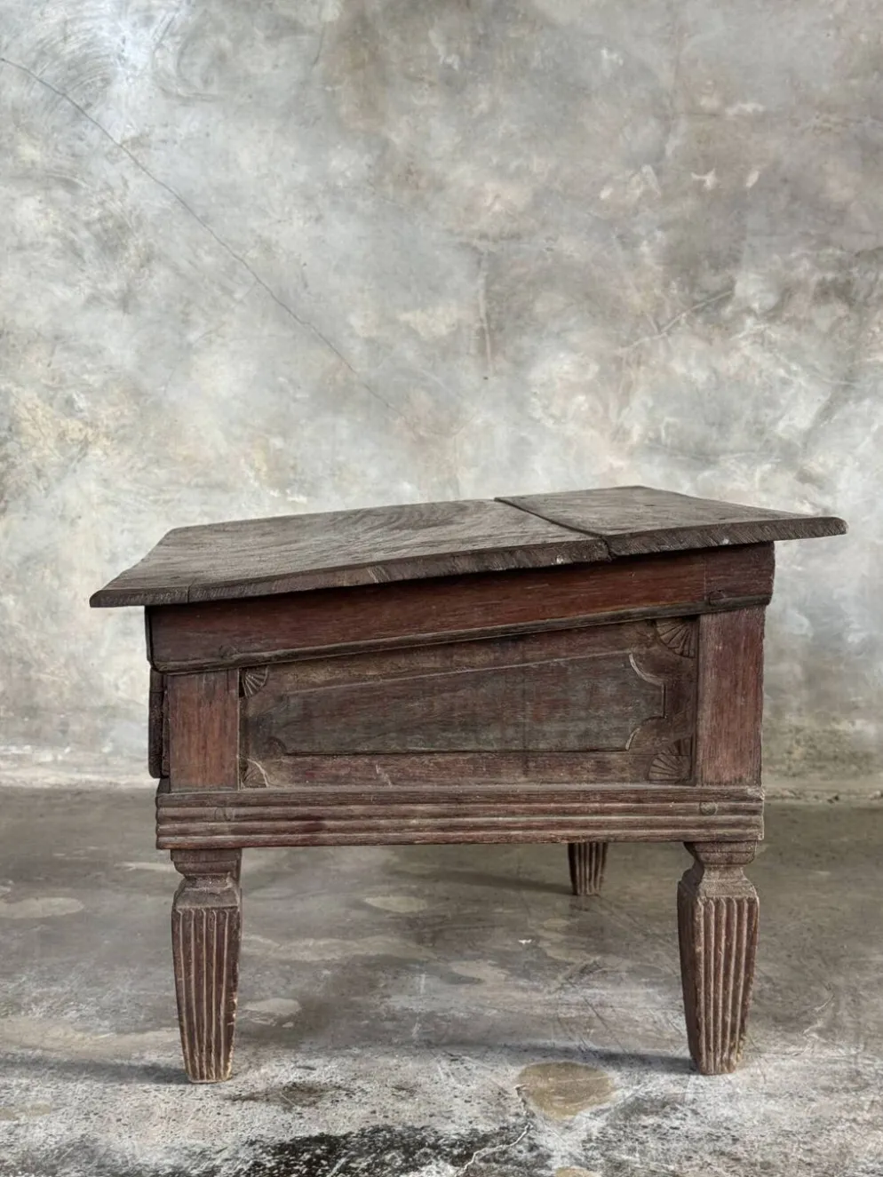 Petit écritoire table basse ancienne indonésienne en teck H33 40,5x55