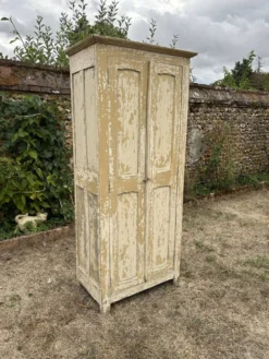 Petite armoire ancienne patine blanche dégradée