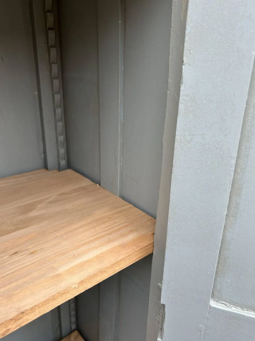 Petite armoire ancienne patine blanche dégradée