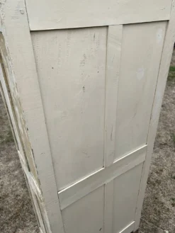 Petite armoire ancienne patine blanche dégradée