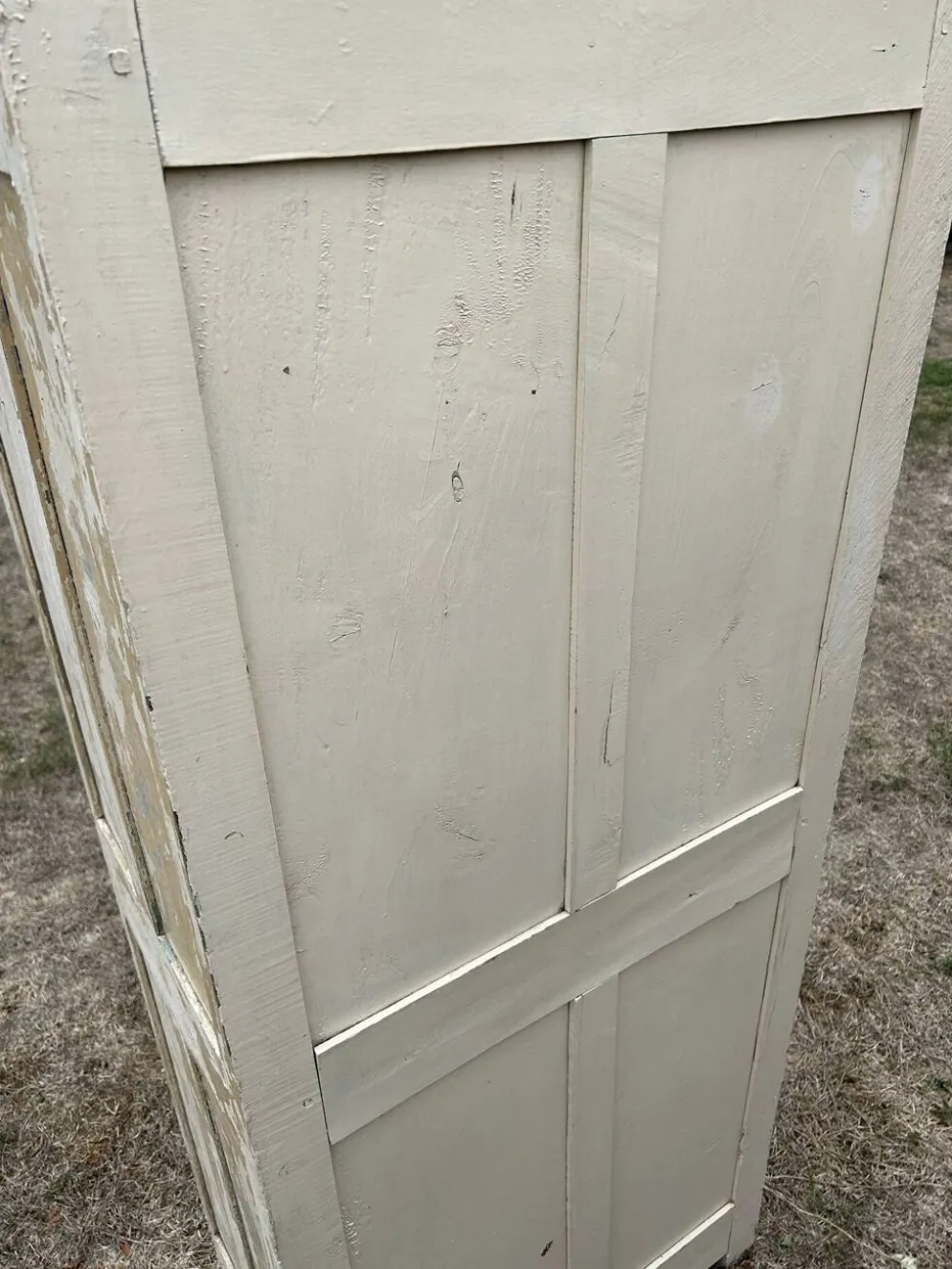 Petite armoire ancienne patine blanche dégradée