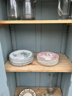 Petite armoire ancienne patine blanche dégradée