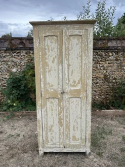 Petite armoire ancienne patine blanche dégradée
