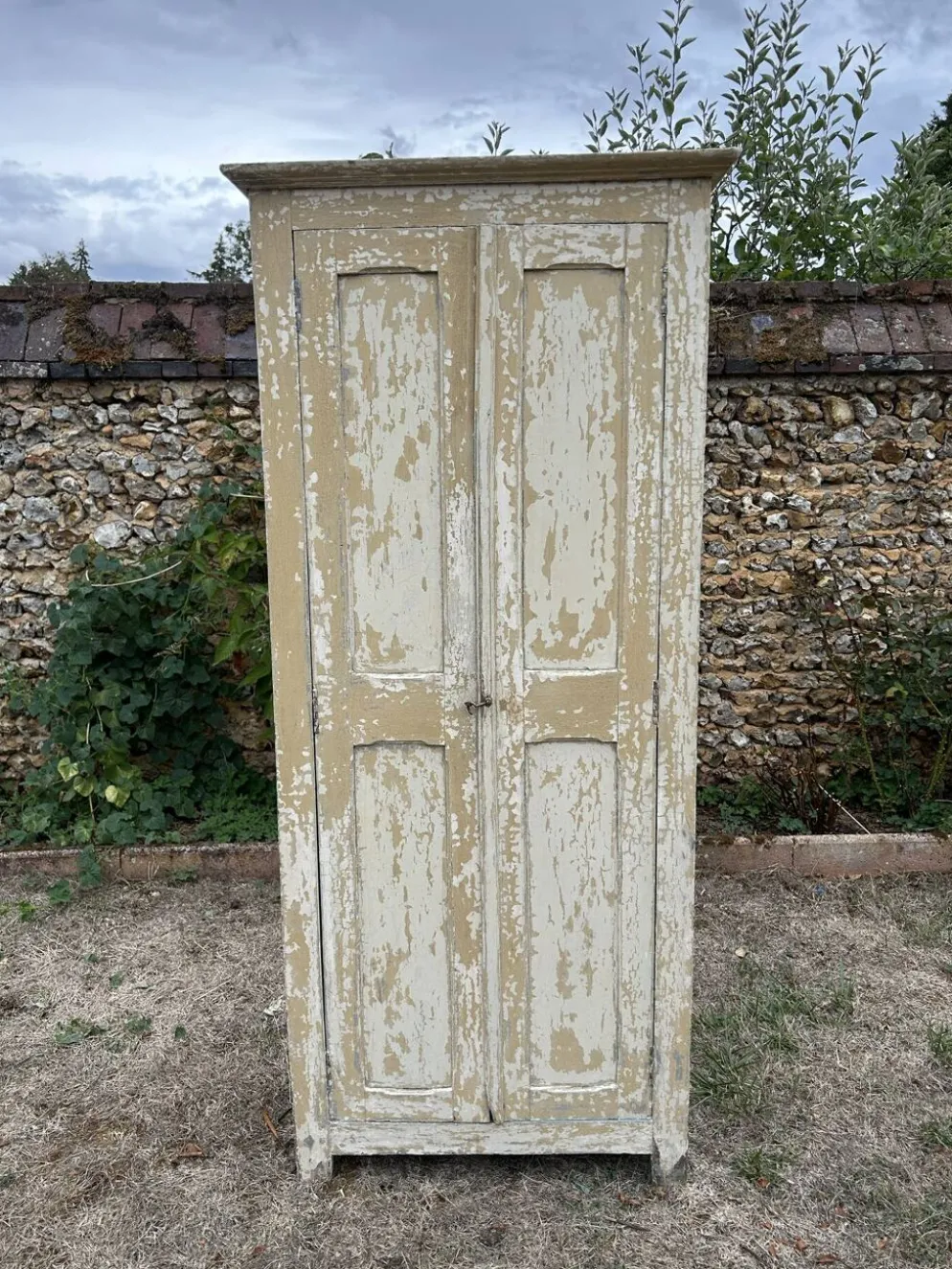 Petite armoire ancienne patine blanche dégradée