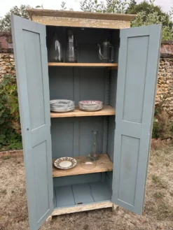 Petite armoire ancienne patine blanche dégradée