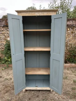 Petite armoire ancienne patine blanche dégradée