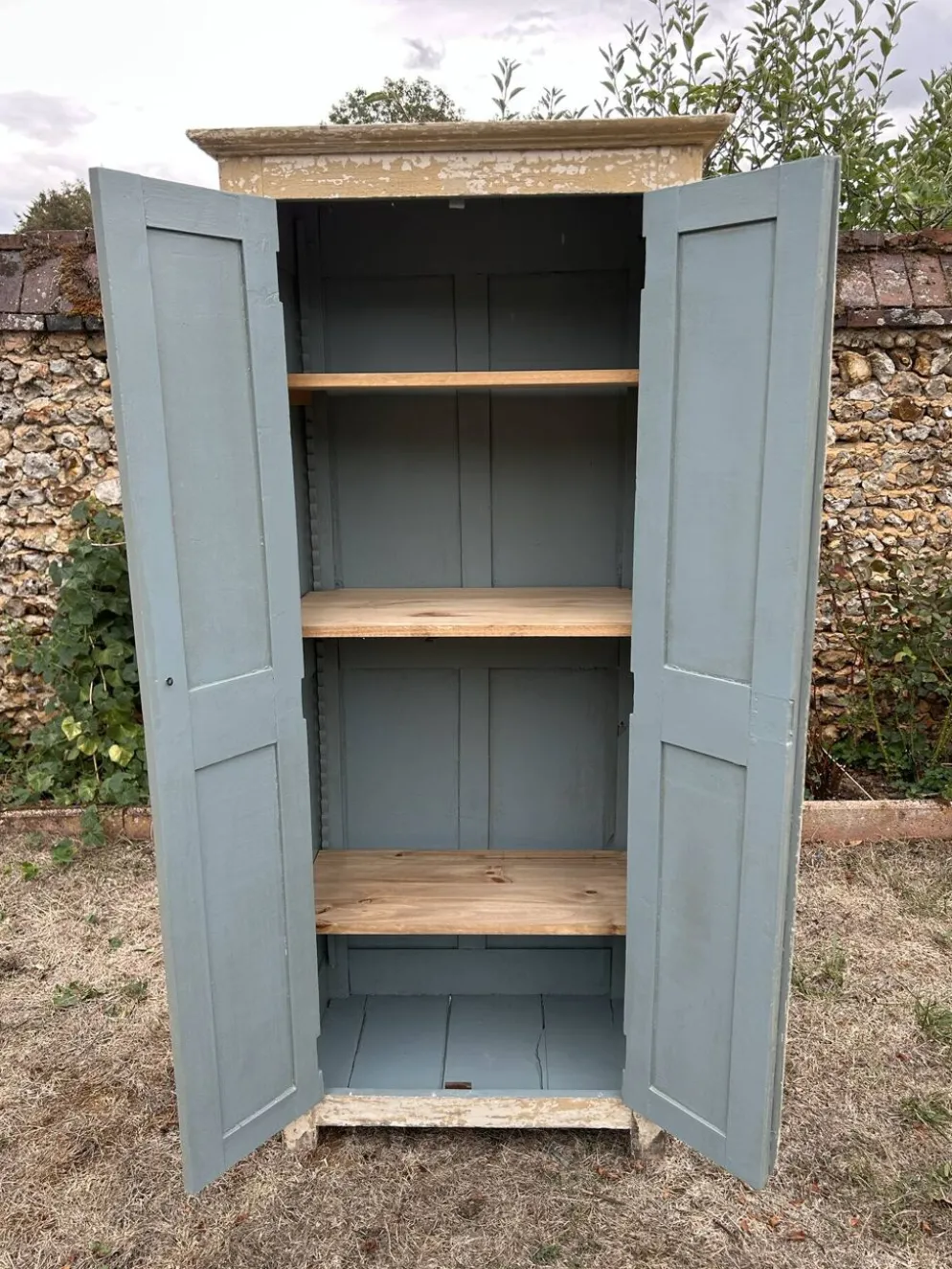 Petite armoire ancienne patine blanche dégradée