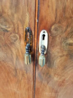 Petite armoire anglaise.