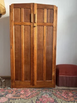 Petite armoire anglaise en chêne début XXe aux proportions atypiques une rareté