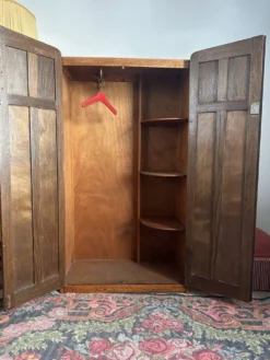 Petite armoire anglaise en chêne début XXe aux proportions atypiques une rareté