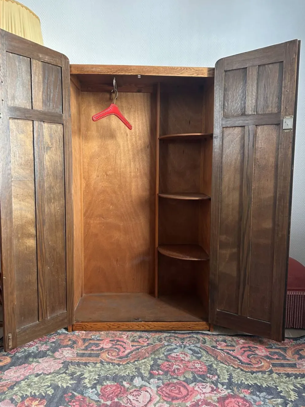 Petite armoire anglaise en chêne début XXe aux proportions atypiques une rareté