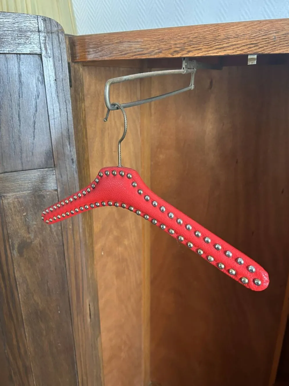 Petite armoire anglaise en chêne début XXe aux proportions atypiques une rareté