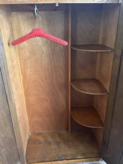 Petite armoire anglaise en chêne début XXe aux proportions atypiques une rareté