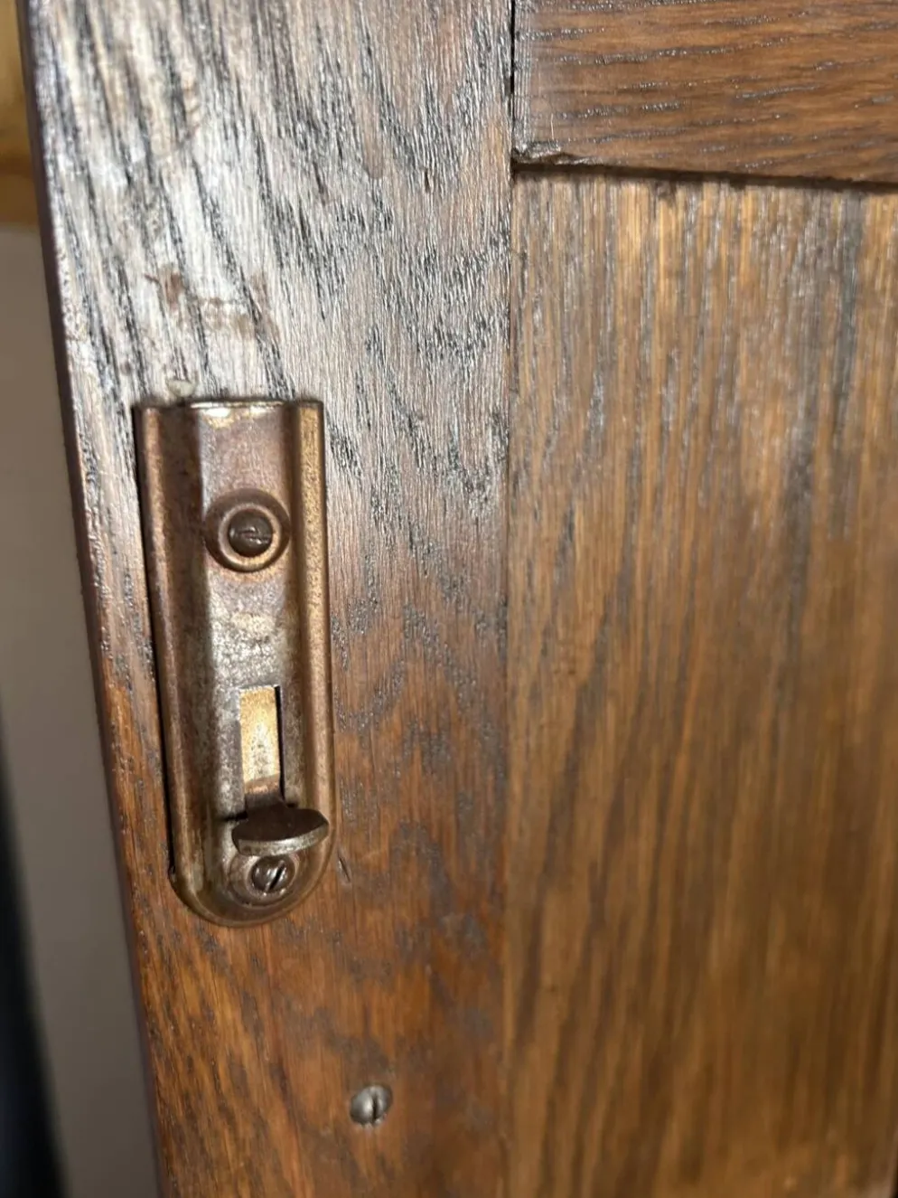 Petite armoire anglaise en chêne début XXe aux proportions atypiques une rareté