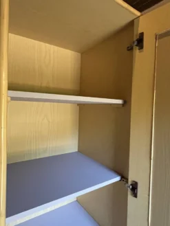 Petite armoire en rotin tressée vintage