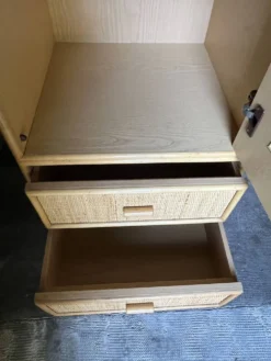 Petite armoire en rotin tressée vintage