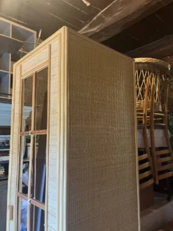 Petite armoire en rotin tressée vintage