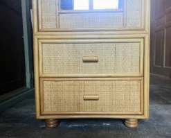 Petite armoire en rotin tressée vintage