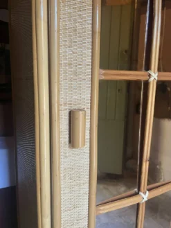 Petite armoire en rotin tressée vintage