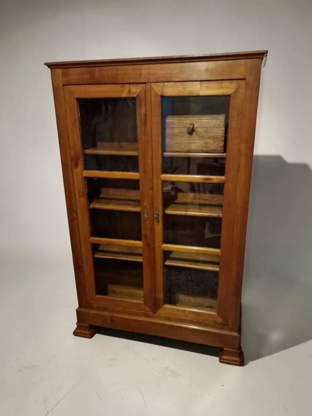 Petite armoire vitrée